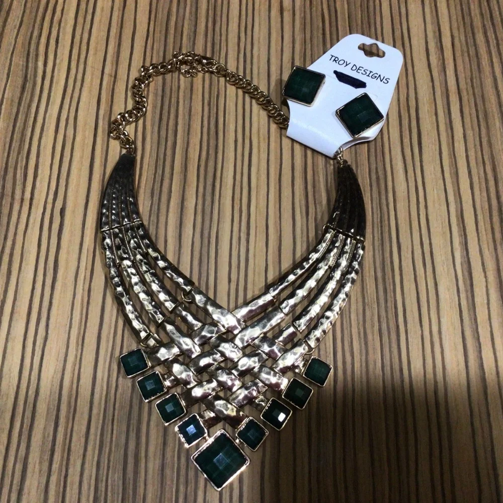 Troy Design, necklace and earring set in gold tone and green - Picture 4 of 7